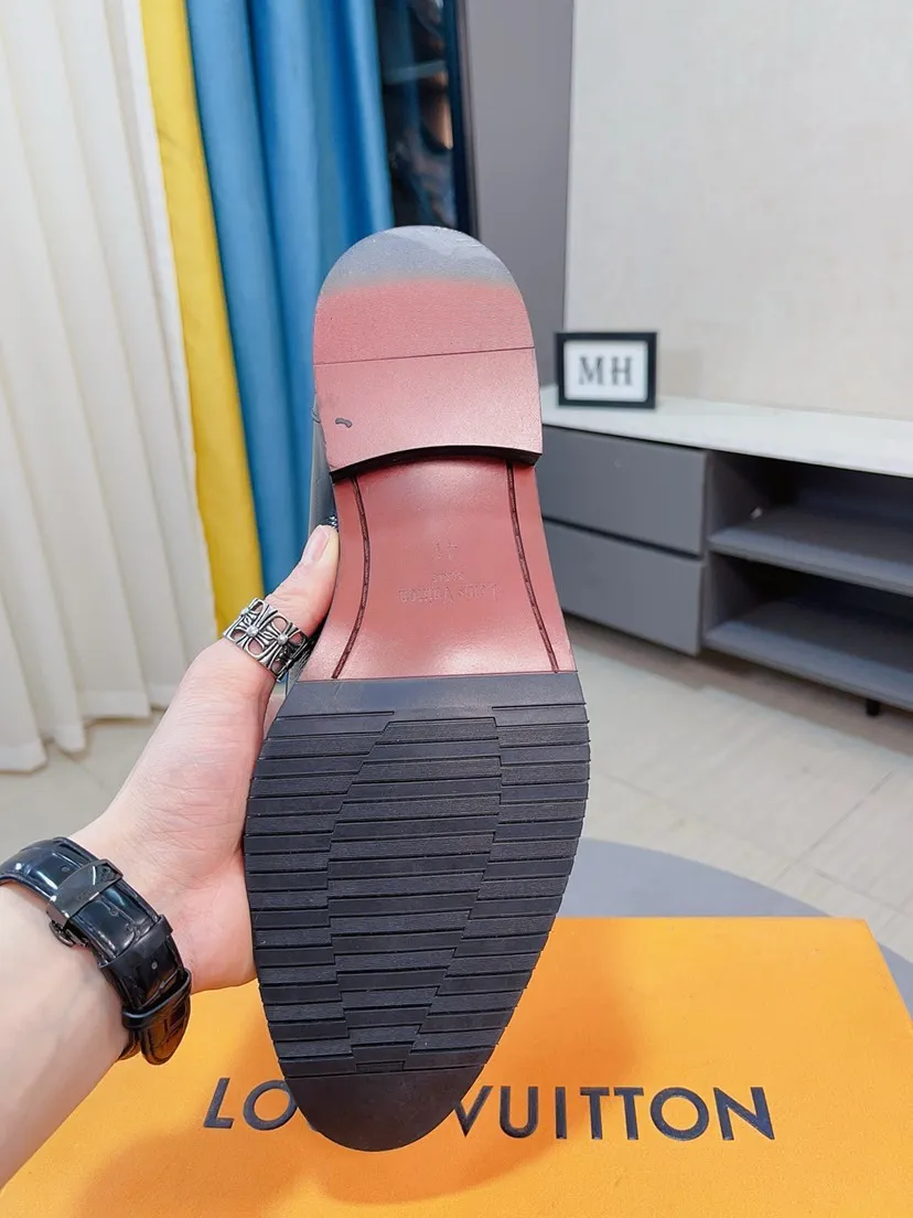 Men's men's shoes💰540🌸🌸Water dyed cowhide 💶[Louis Vuitton (LV)] High-end business formal leather shoes🍀Luxury and elegant style, both practicality and style, professional focus on details and quality, counter original 1⃣️: 1⃣️super accurate reproduction👍🏻! Material: The upper is made of imported original calfskin➕imported Italian cowhide leather. Original anti-slip and wear-resistant outsole! Black, brown and blue are optional. Number of yards: 38--44 (45 customized)